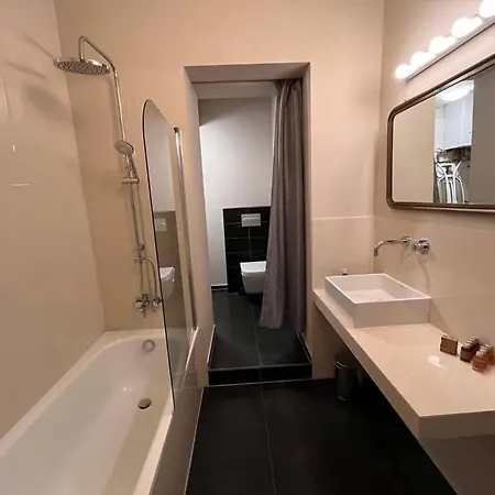 아파트 Spacious & Comfortable